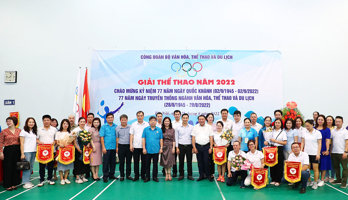 Bộ trưởng Nguy��n Văn Hùng chụp ảnh lưu niệm cùng các đoàn